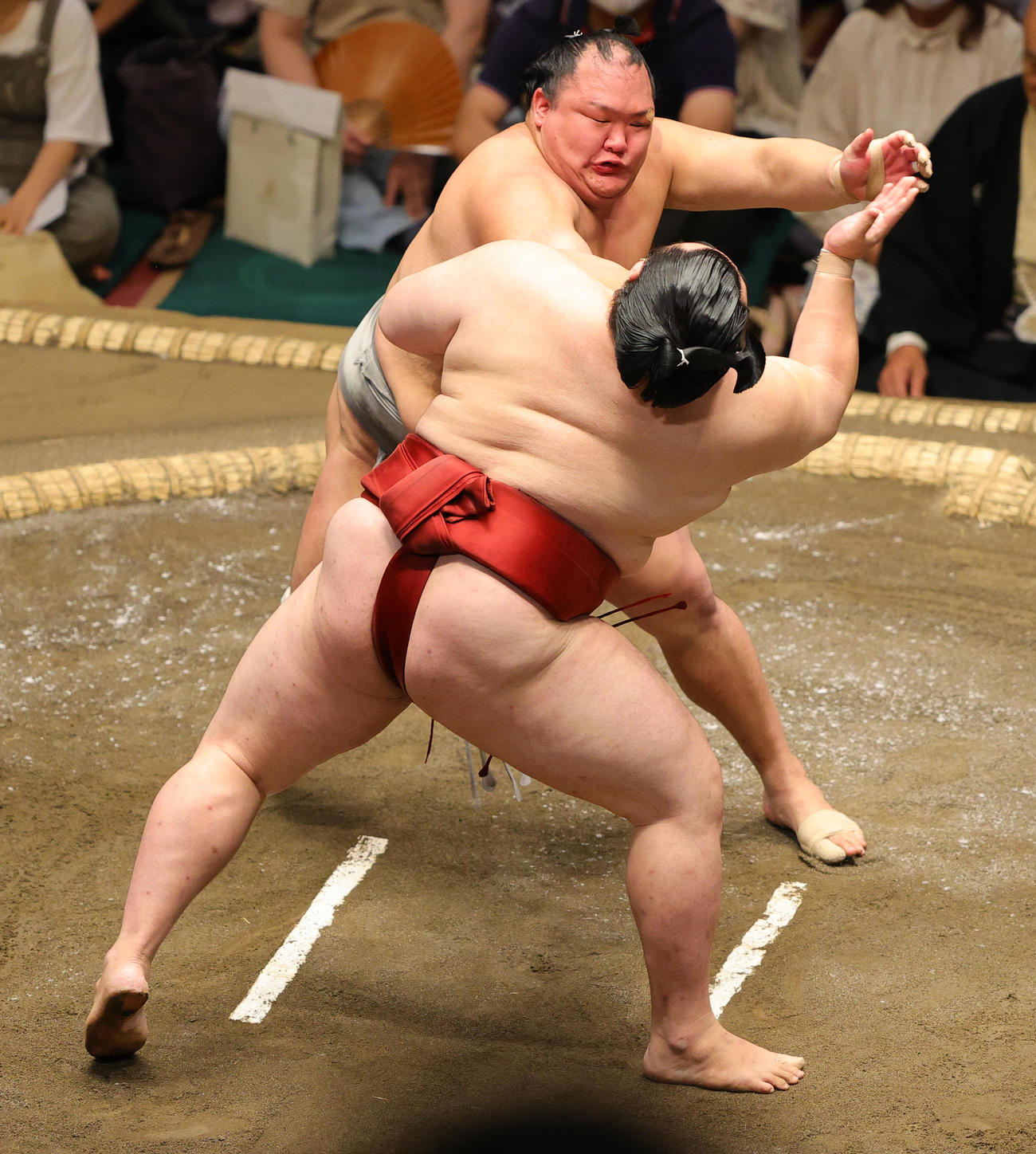 隆の勝（手前）と張り合う北勝富士（撮影・野上伸悟）