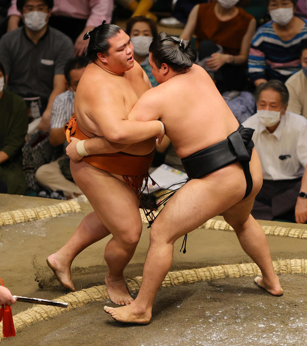 寄り切りで御嶽海（左）を破る霧馬山（撮影・野上伸悟）