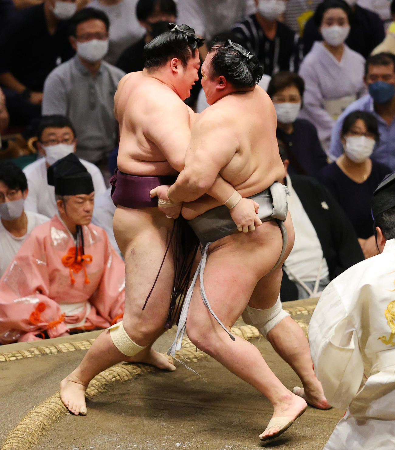 遠藤（左）を寄りきりで破る北勝富士（撮影・野上伸悟）