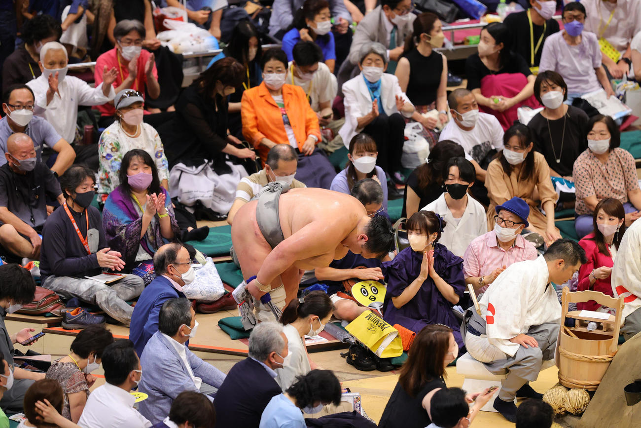 無敗で勝ち越しを決めた北勝富士は、深々とお辞儀をして引き揚げる（撮影・野上伸悟）
