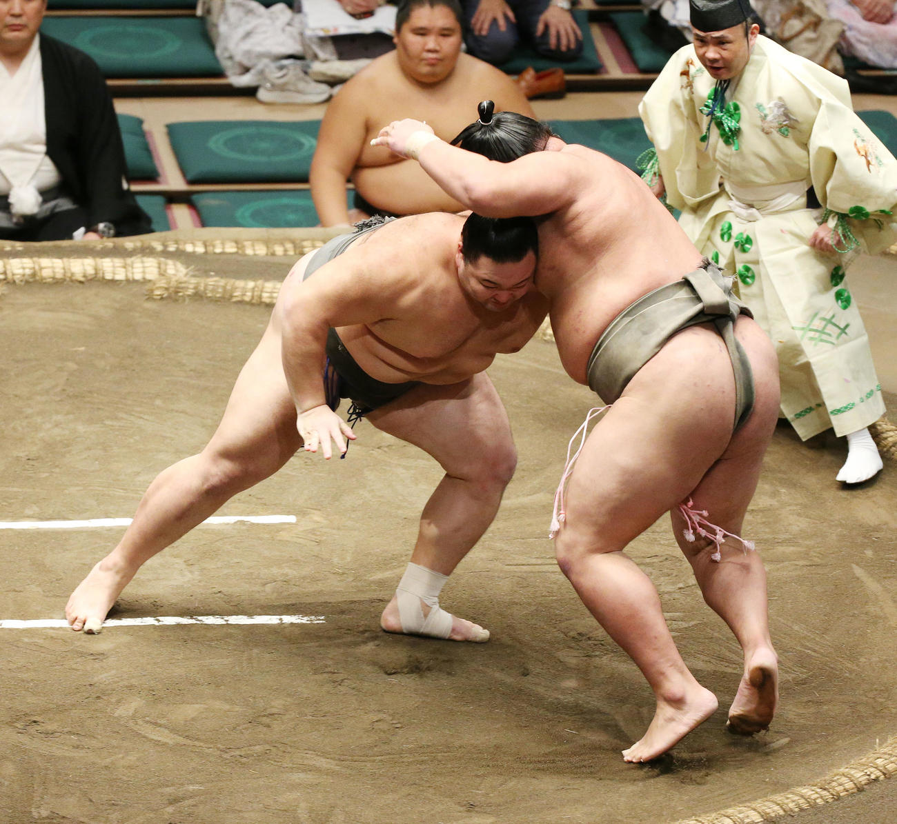 朝乃山（左）は寄り切りで湘南乃海を破る（撮影・宮地輝）