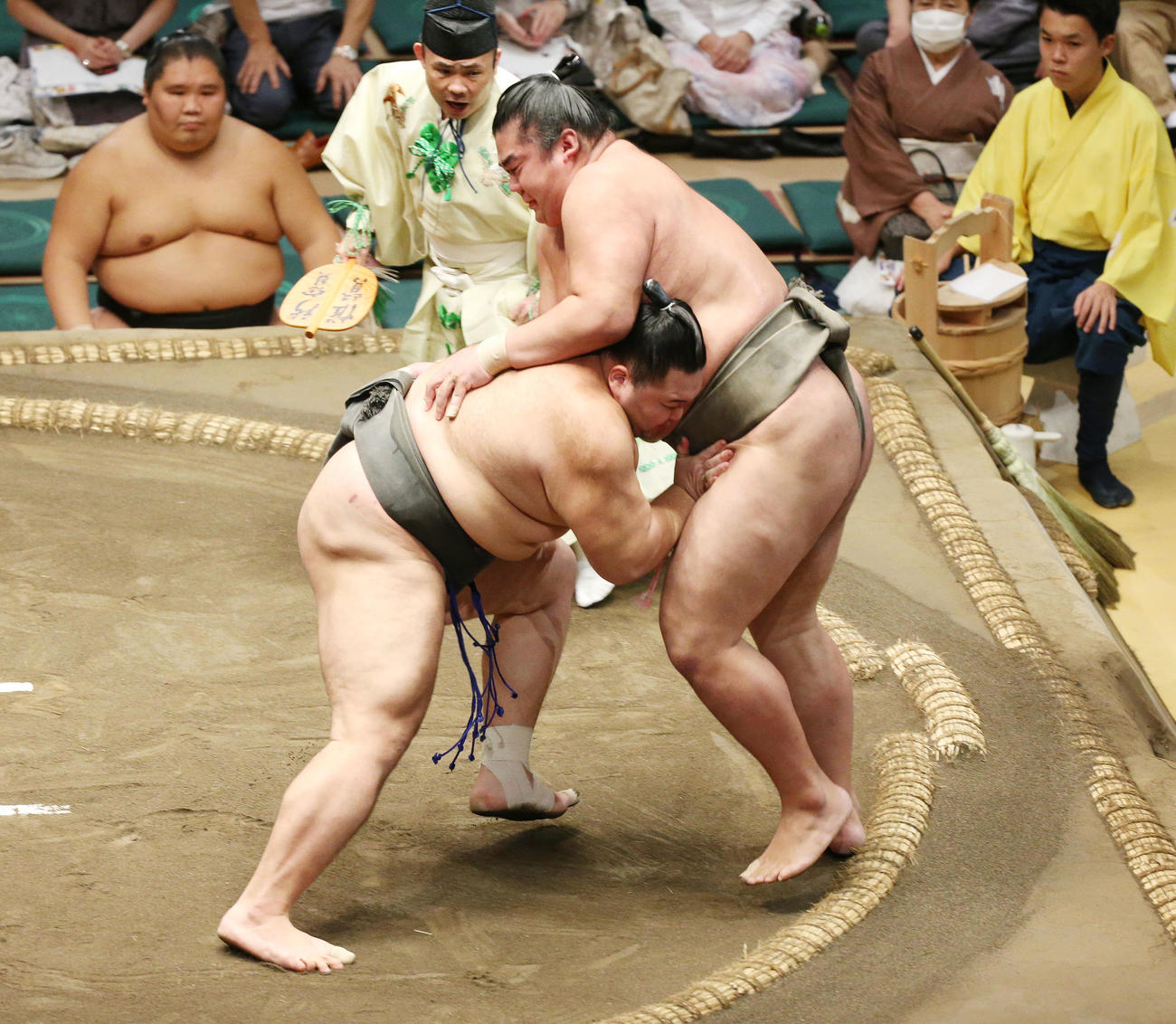 朝乃山（左）は寄り切りで湘南乃海を破る（撮影・宮地輝）