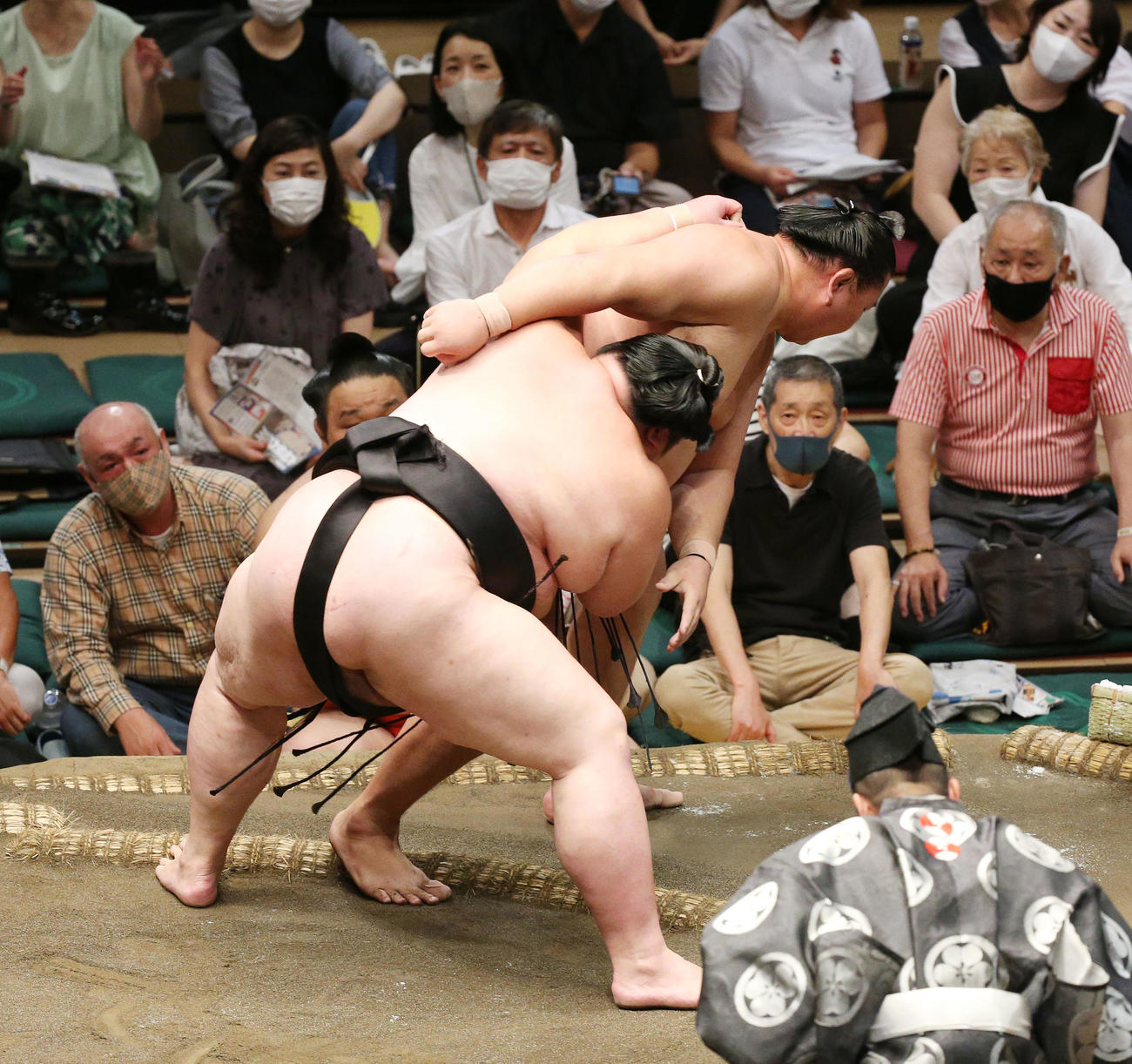 剣翔（手前）は寄り切りで東龍を破る（撮影・宮地輝）
