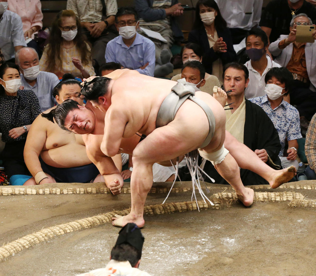 北勝富士（手前）は押し倒しで若元春を破る（撮影・宮地輝）