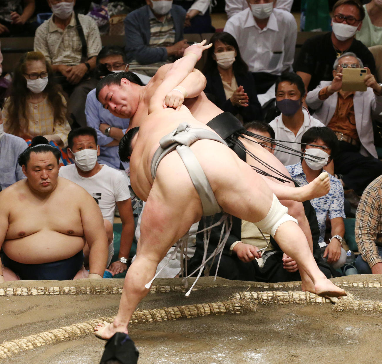北勝富士（手前）は押し倒しで若元春を破る（撮影・宮地輝）