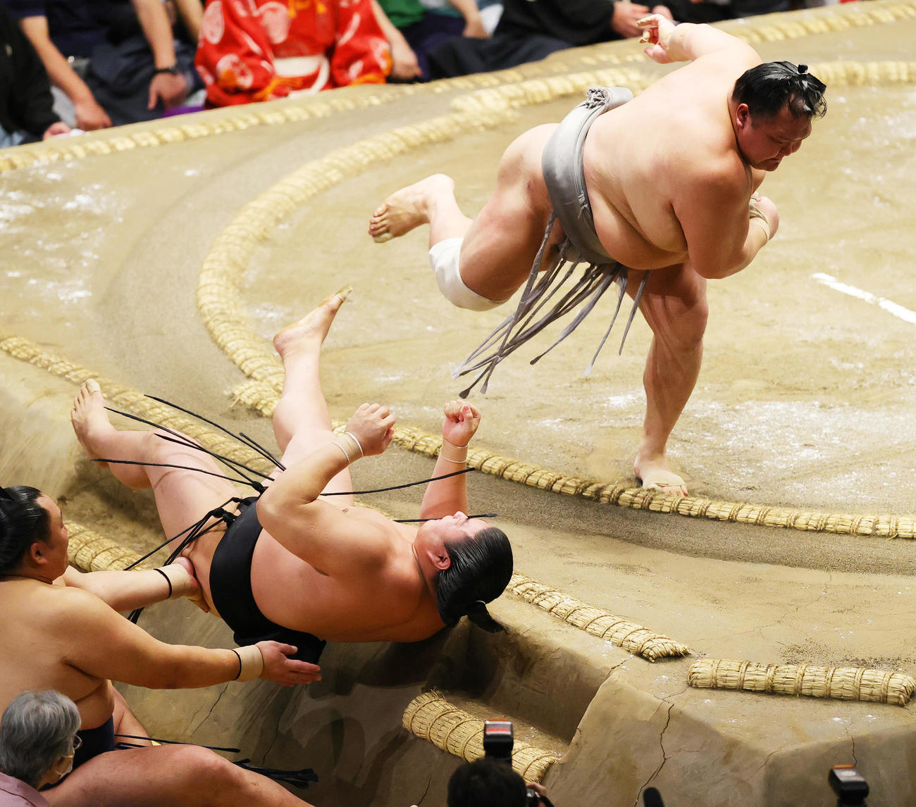 押し倒しで若元春（下）を破る北勝富士（撮影・野上伸悟）
