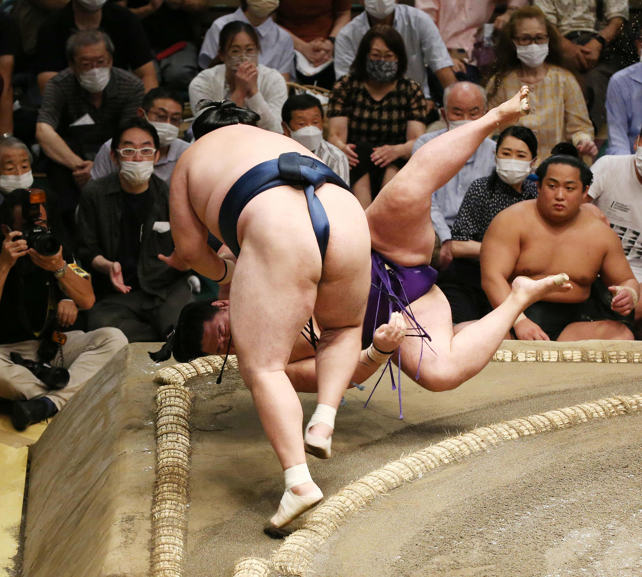 玉鷲（手前）は寄り倒しで明生を破る（撮影・宮地輝）
