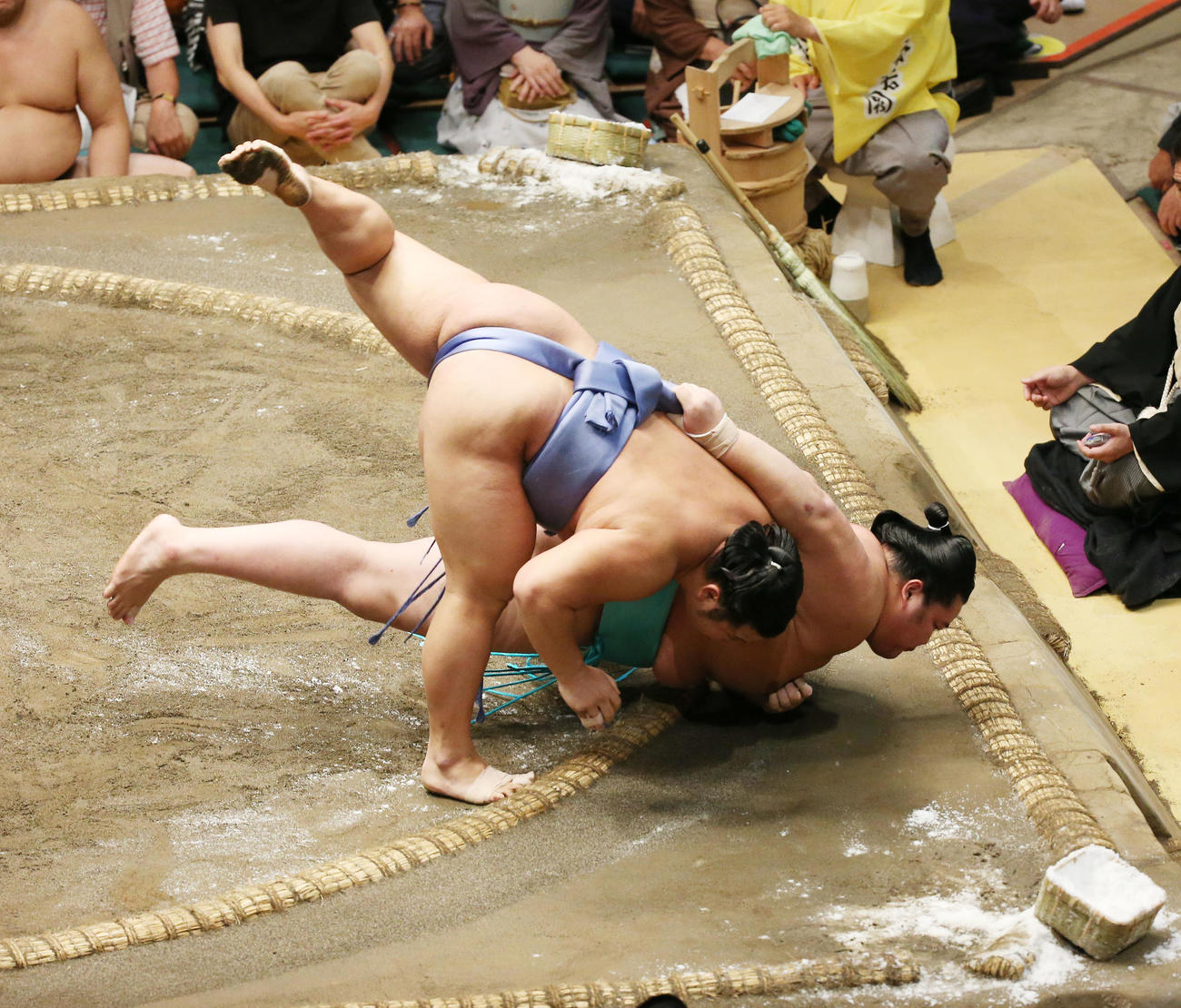 翔猿（手前）は下手投げで琴ノ若を破る（撮影・宮地輝）