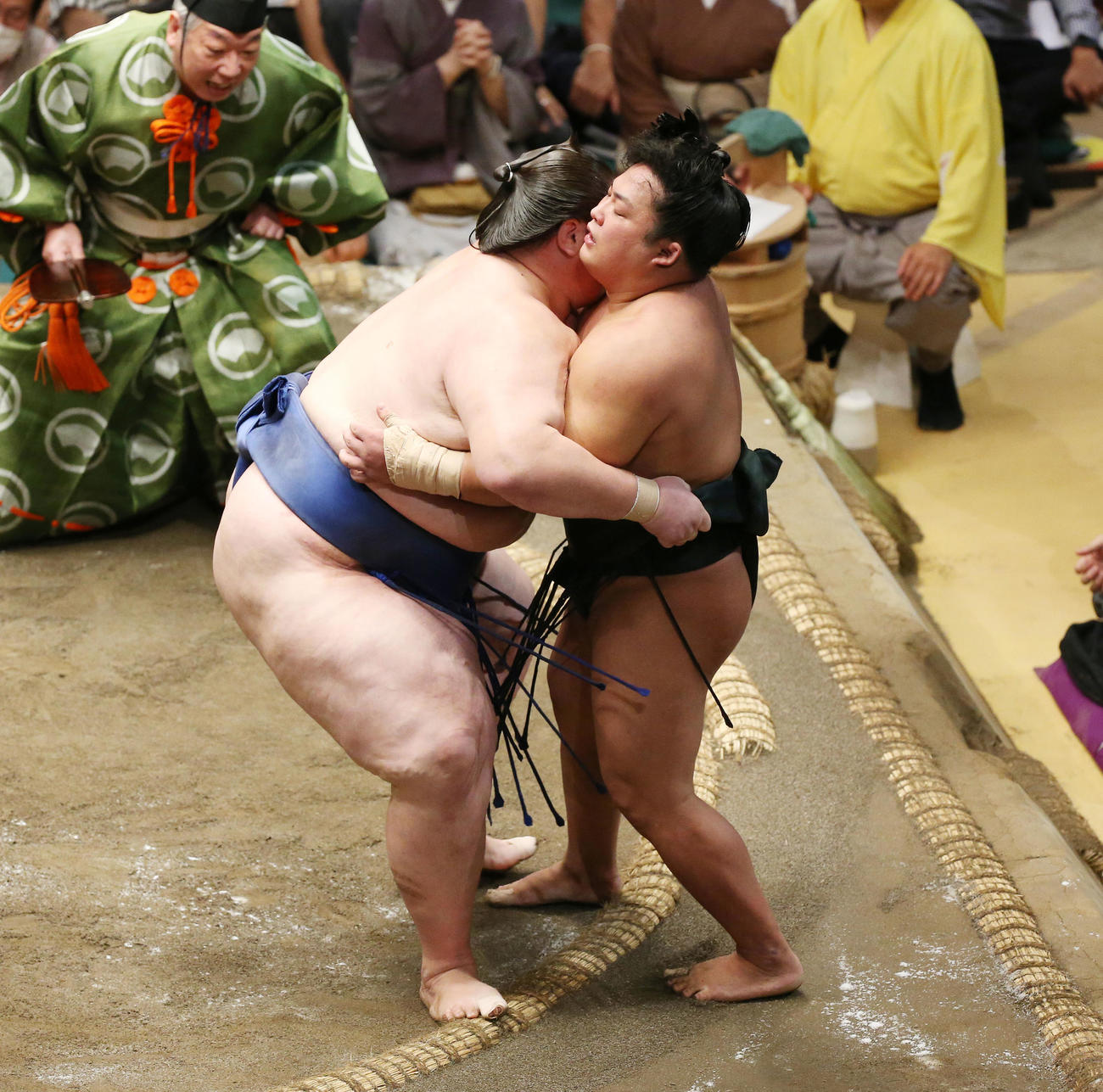 逸ノ城（左）は寄り切りで翠富士を破る（撮影・宮地輝）