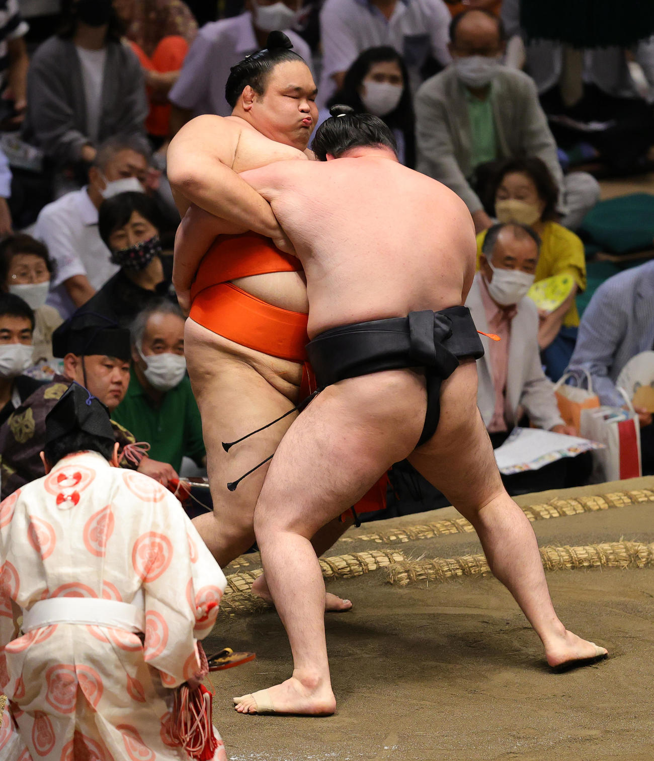 寄り切りで水戸龍（後方）を破る竜電（撮影・野上伸悟）