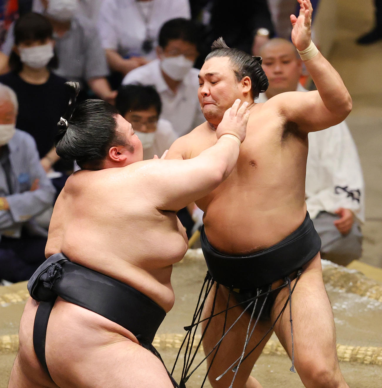 貴景勝（左）と張り合う霧馬山（撮影・野上伸悟）