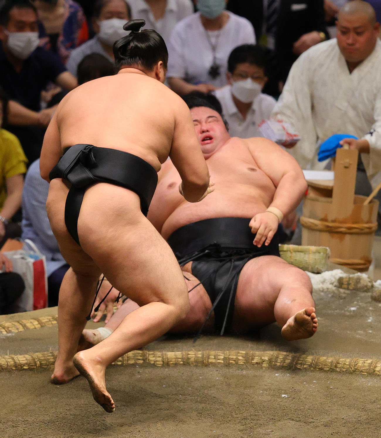 寄り倒しで貴景勝（後方）を破る霧馬山（撮影・野上伸悟）