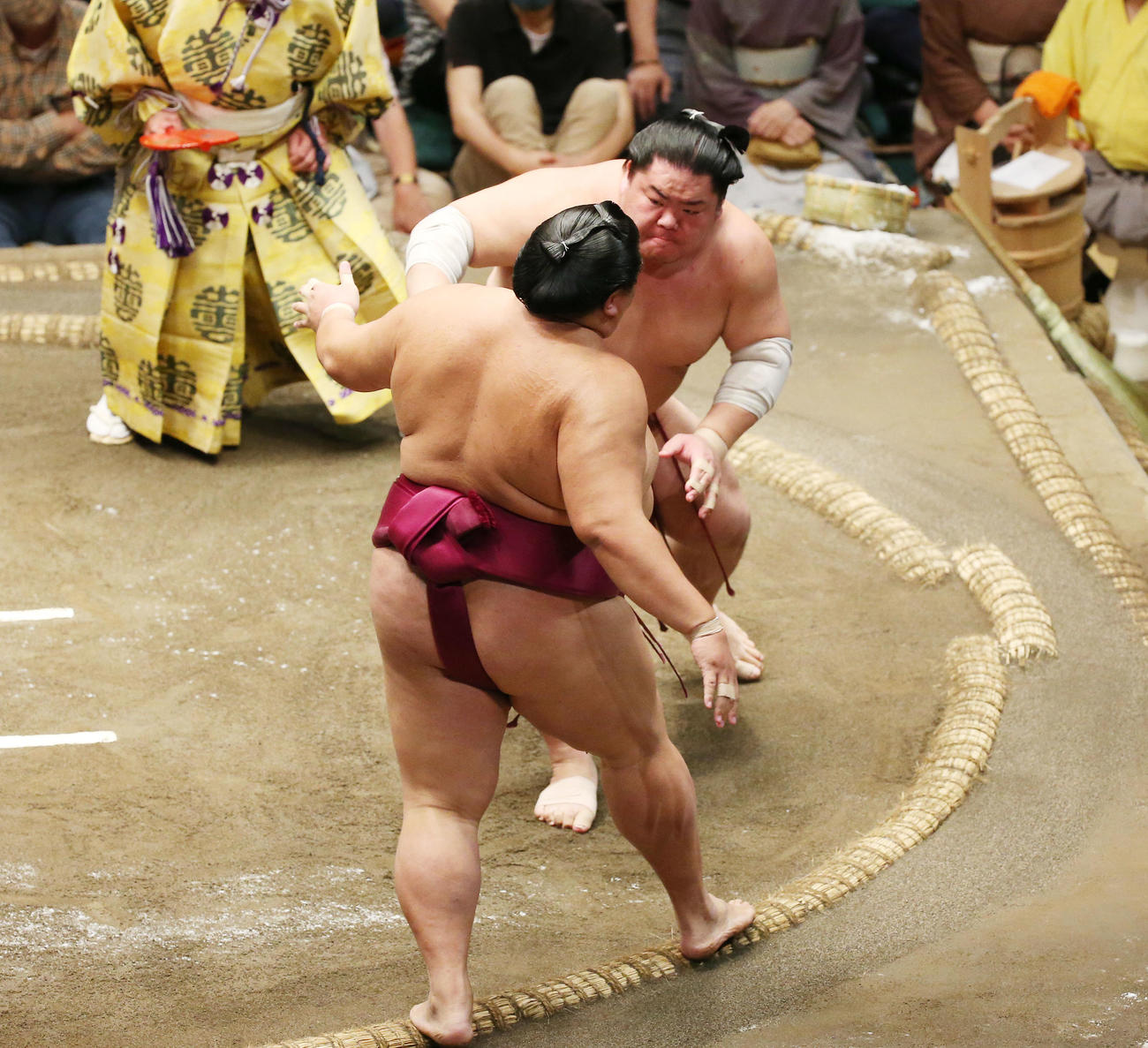 大栄翔（後方）は突き出しで御嶽海を破る（撮影・宮地輝）