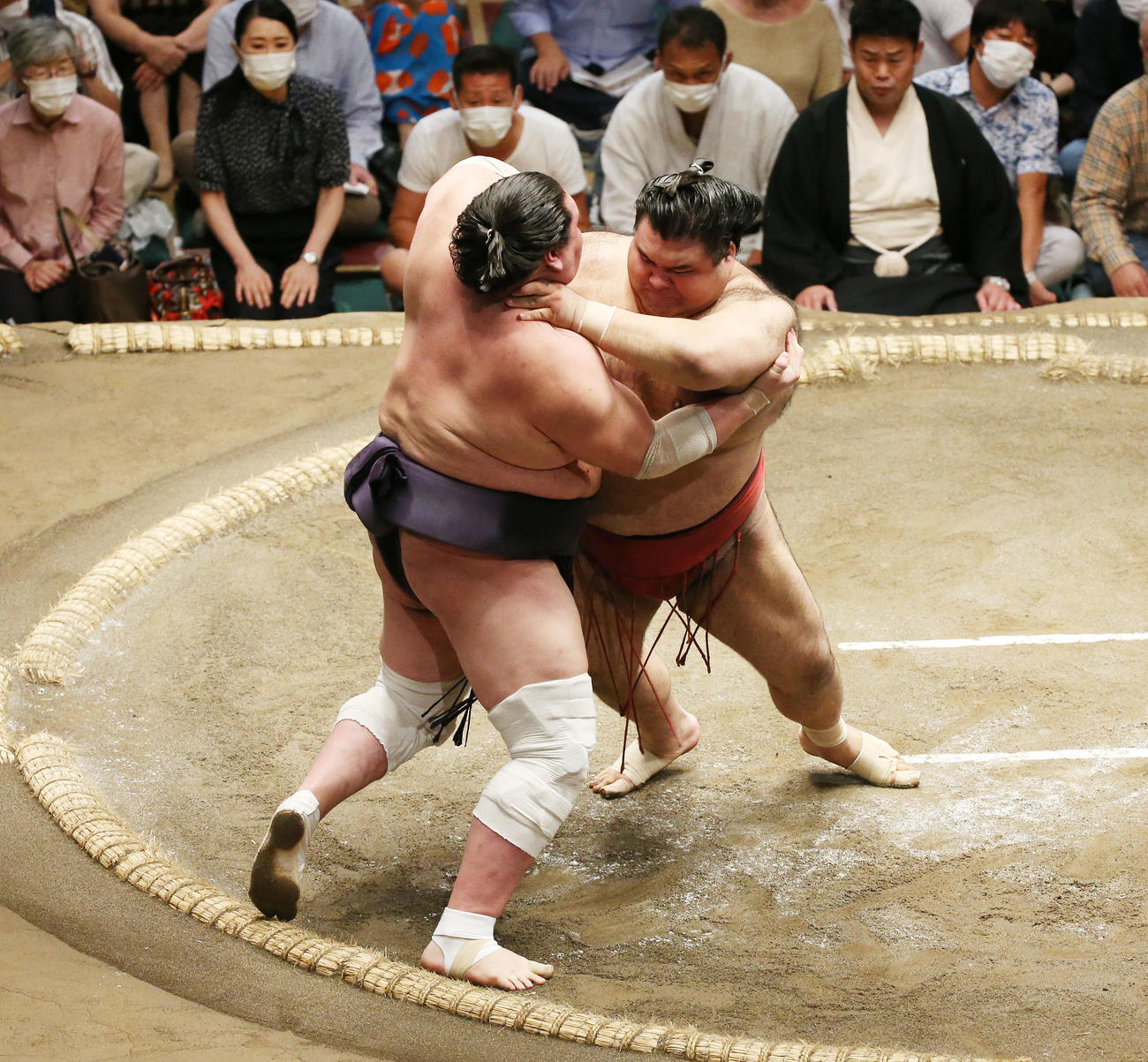 高安（右）は押し出しで照ノ富士を破る（撮影・宮地輝）