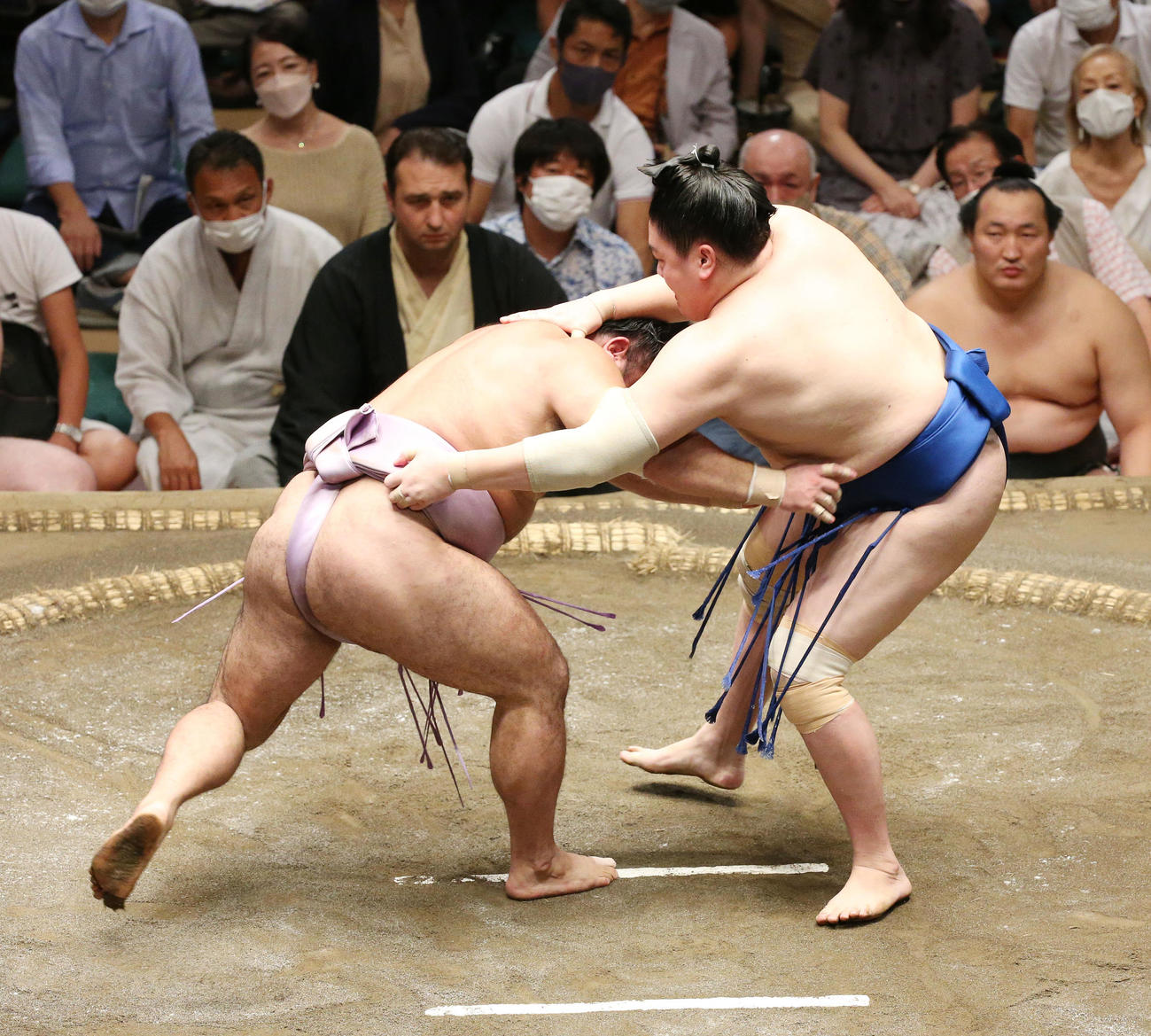 一山本（右）は上手投げで琴恵光を破る（撮影・宮地輝）