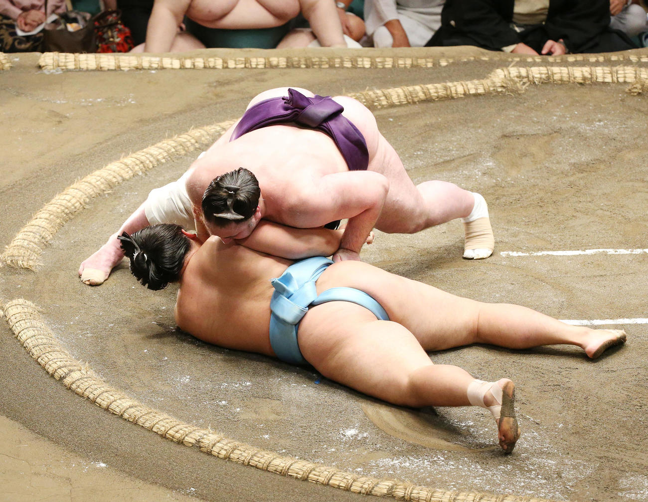 栃ノ心（上）は上手投げで琴勝峰を破る（撮影・宮地輝）