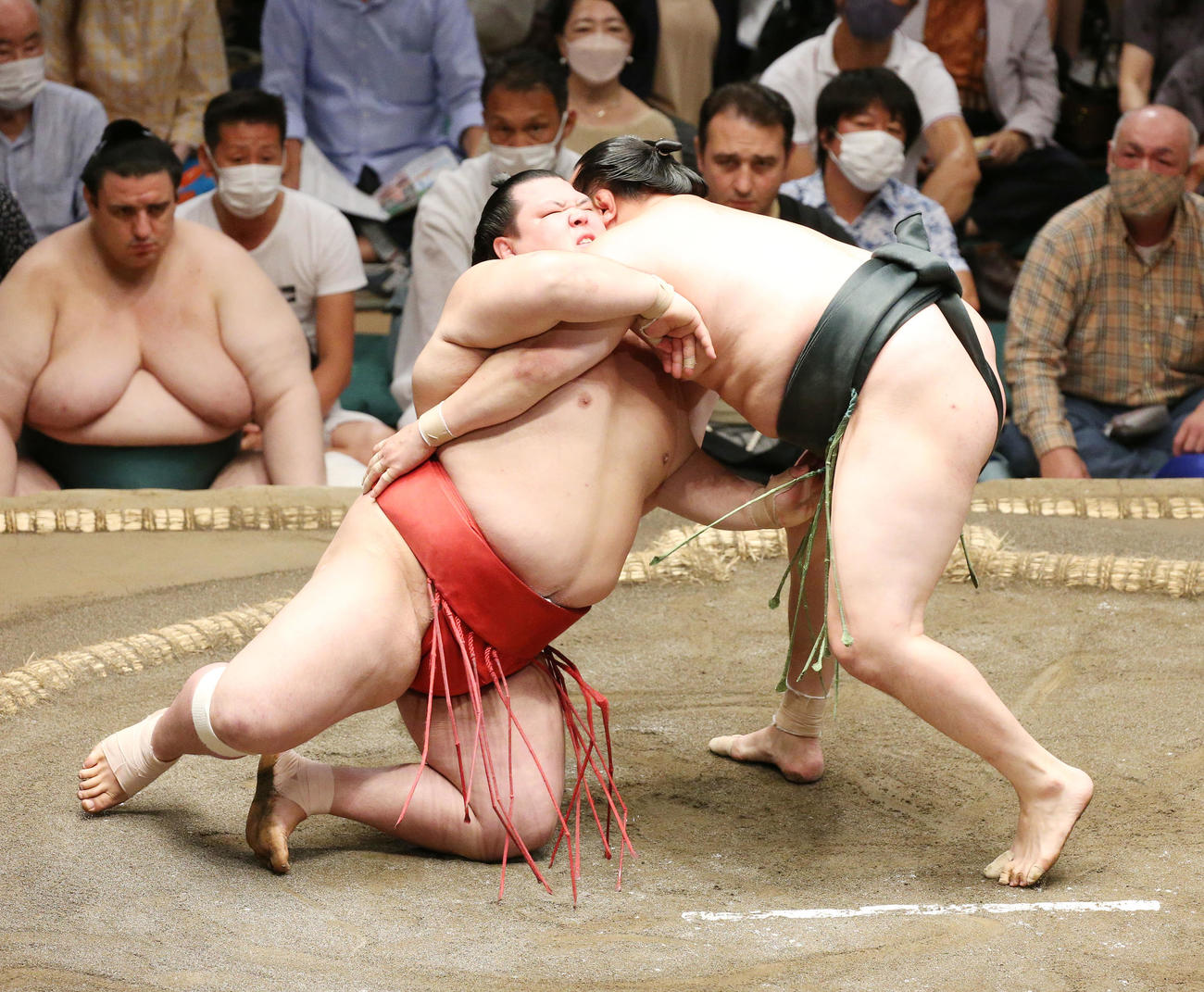 千代翔馬（右）は上手ひねりで阿武咲を破る（撮影・宮地輝）