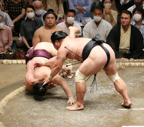 妙義龍（右）は突き落としで遠藤を破る（撮影・宮地輝）