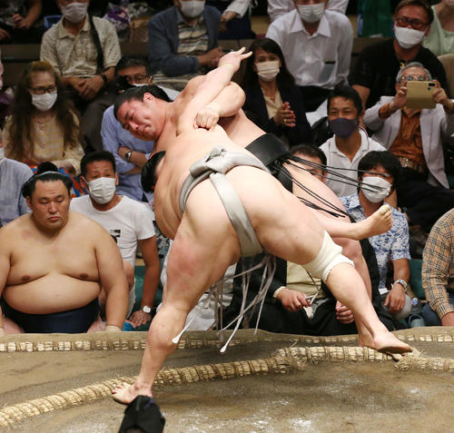北勝富士（手前）は押し倒しで若元春を破る（撮影・宮地輝）