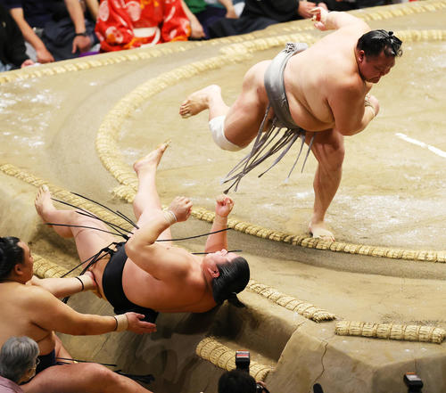 押し倒しで若元春（下）を破る北勝富士（撮影・野上伸悟）