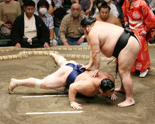 千代大龍（右）はたたき込みで宝富士を破る（撮影・宮地輝）