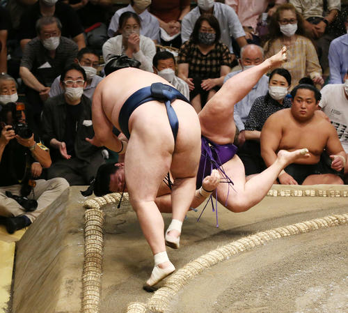 玉鷲（手前）は寄り倒しで明生を破る（撮影・宮地輝）