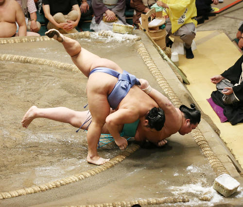 翔猿（手前）は下手投げで琴ノ若を破る（撮影・宮地輝）