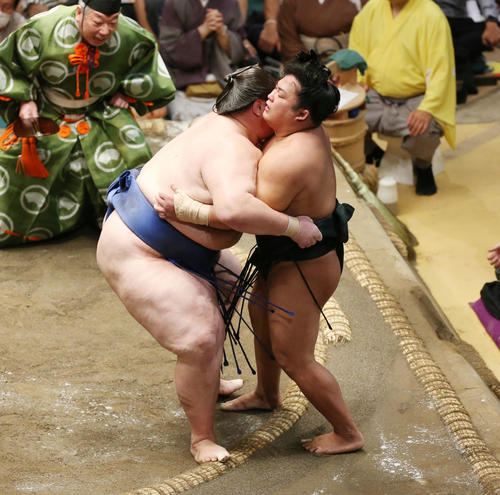 逸ノ城（左）は寄り切りで翠富士を破る（撮影・宮地輝）