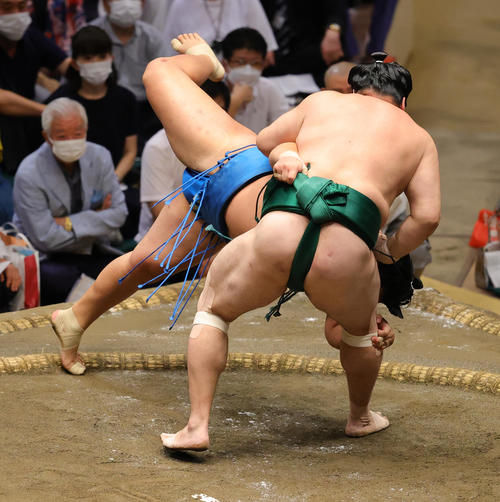 豊昇龍（後方）を上手投げで破る佐田の海（撮影・野上伸悟）