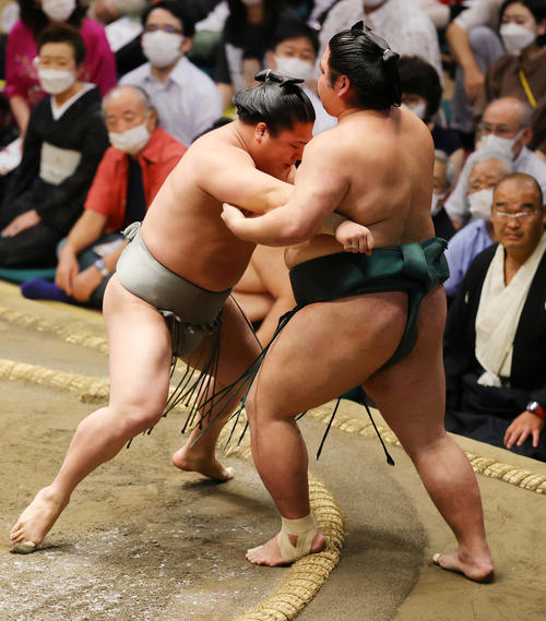 錦木（右）を寄り切りで破る若隆景（撮影・野上伸悟）