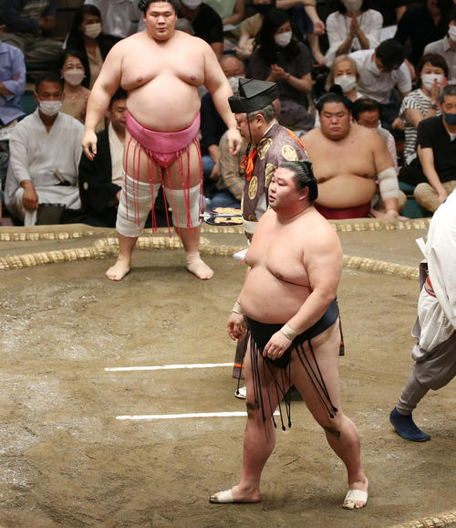 宇良（上）に敗れた正代（撮影・宮地輝）