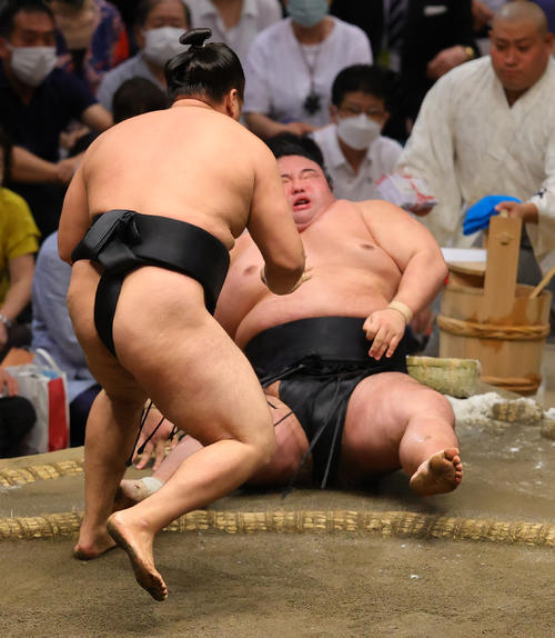 寄り倒しで貴景勝（後方）を破る霧馬山（撮影・野上伸悟）