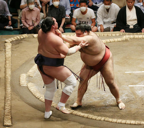 高安（右）は押し出しで照ノ富士を破る（撮影・宮地輝）