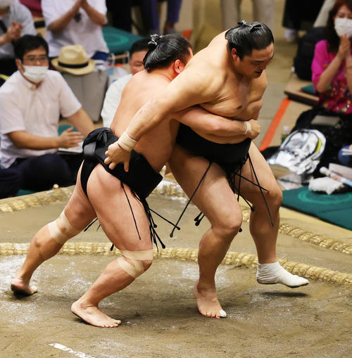 送り出しで隠岐の海（右）を破る照強（撮影・野上伸悟）