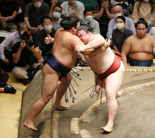 隆の勝（右）は寄り切りで平戸海を破る（撮影・宮地輝）