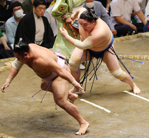 琴恵光（手前）を上手投げで破った一山本（撮影・野上伸悟）