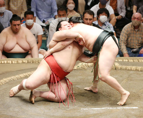 千代翔馬（右）は上手ひねりで阿武咲を破る（撮影・宮地輝）
