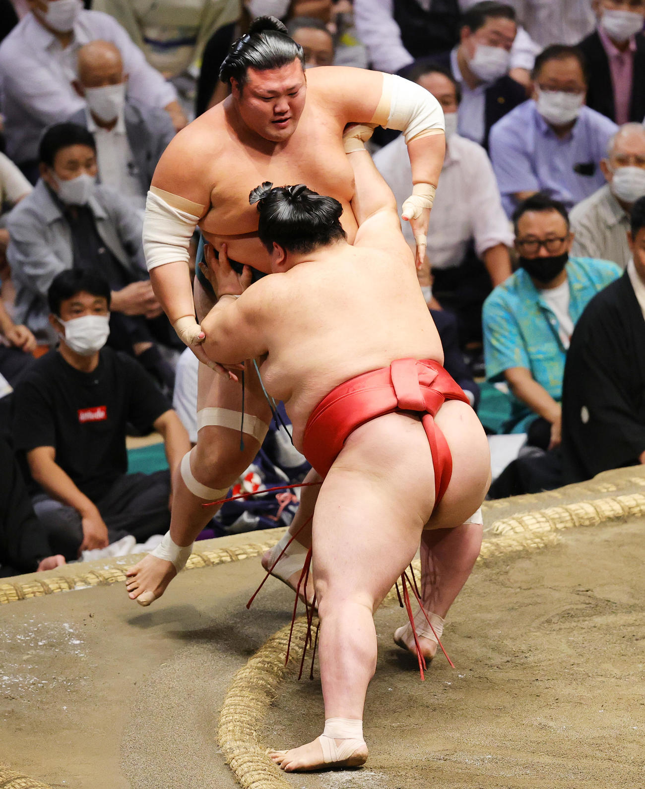 押し出しで豊山（左）を破った阿武咲（撮影・野上伸悟）