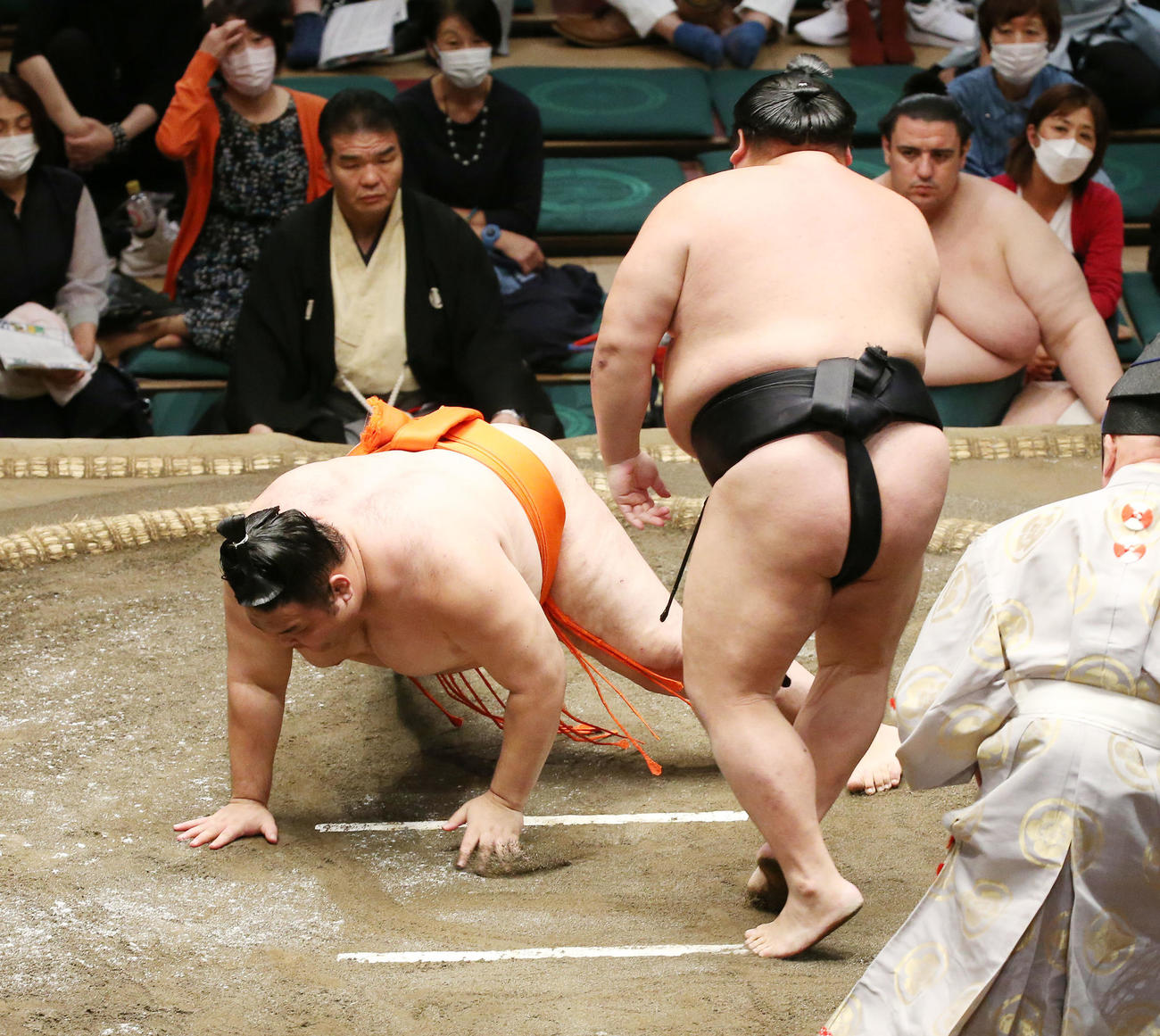 水戸龍（左）は引き落としで千代大龍に敗れる（撮影・宮地輝）