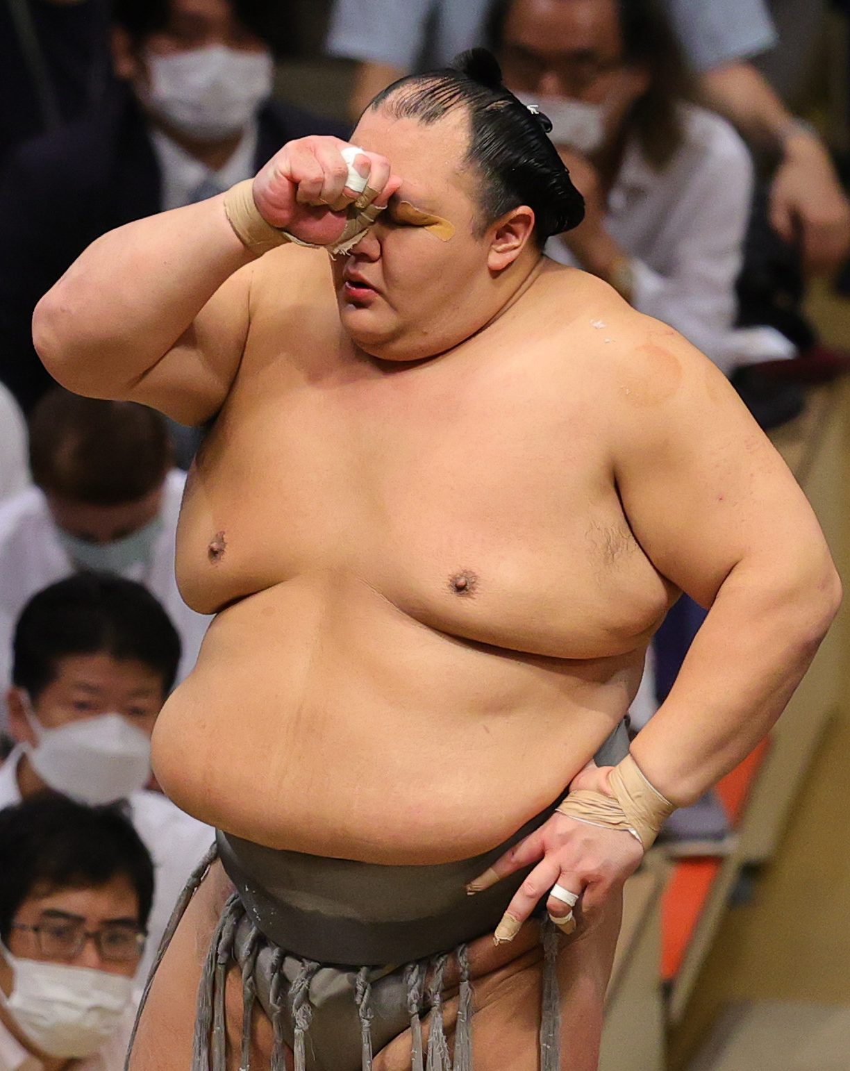 制限時間いっぱいで、塩をまく前に右手を顔に当てる北勝富士（撮影・野上伸悟）