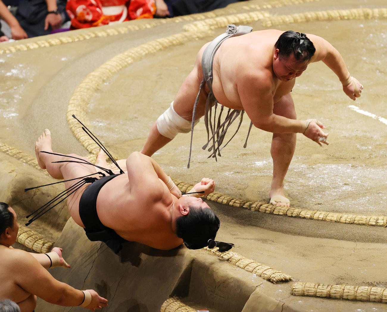 押し倒しで若元春（下）を破る北勝富士（撮影・野上伸悟）