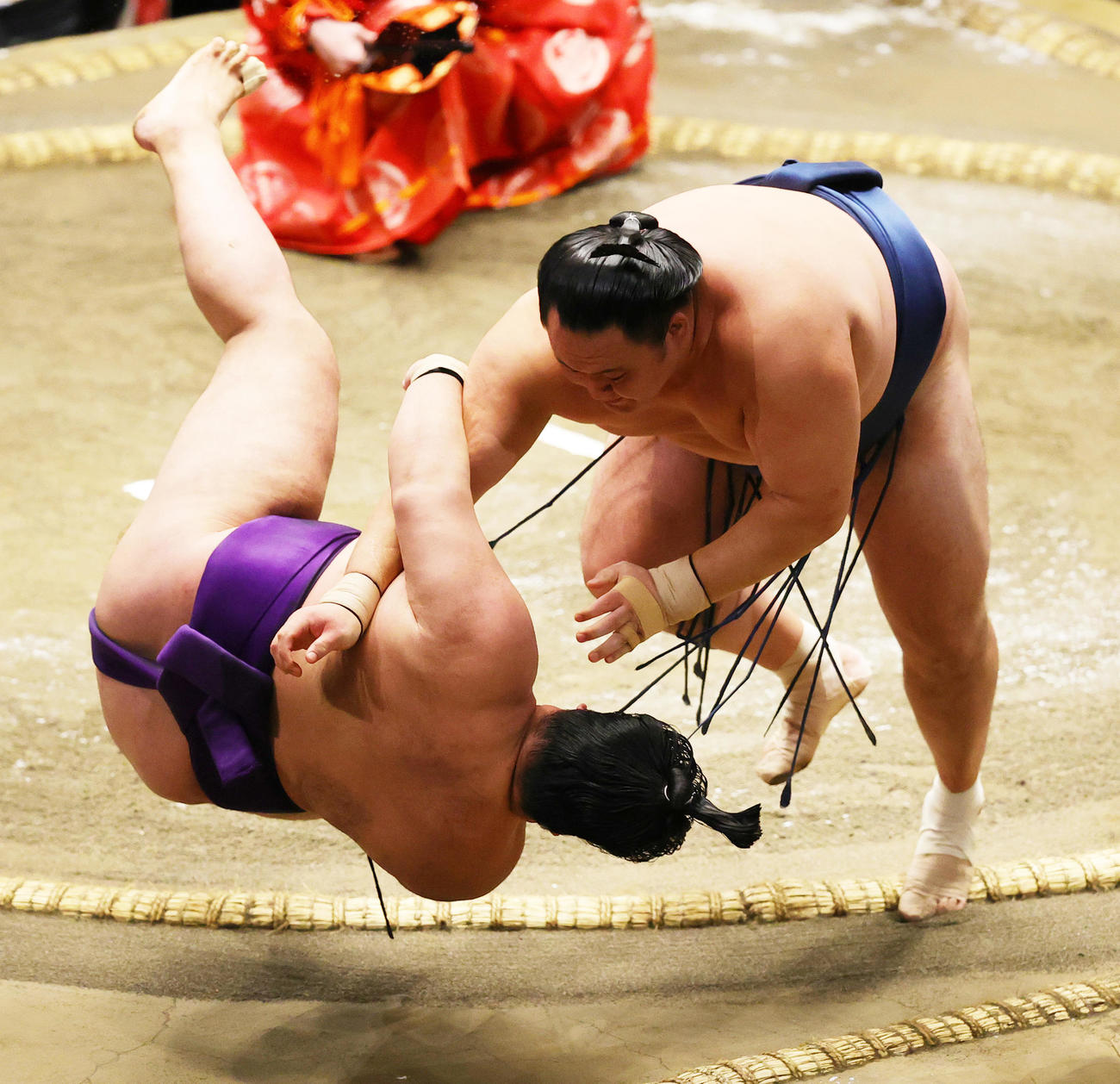 明生（手前）を寄り倒しで破る玉鷲（撮影・野上伸悟）