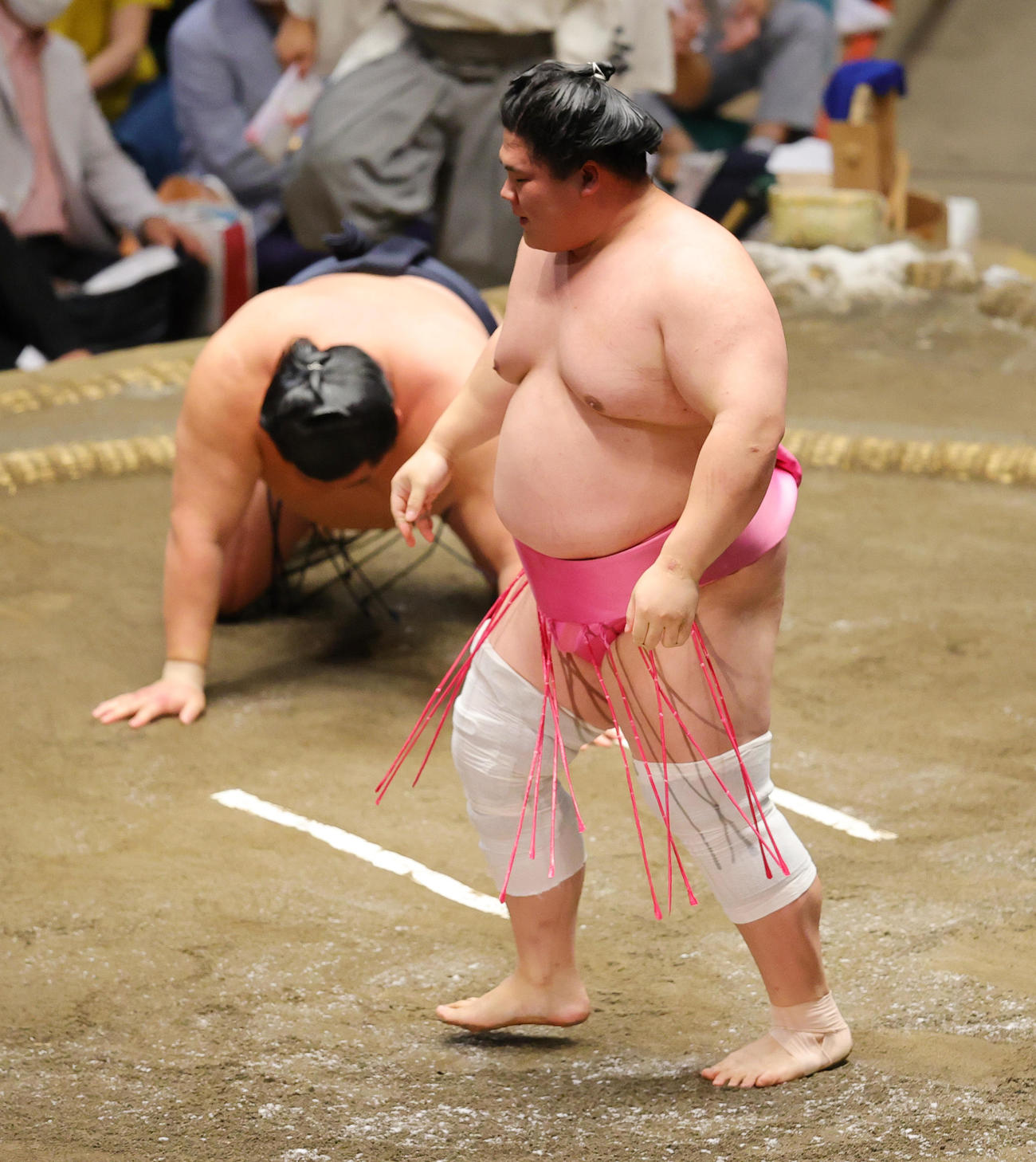 正代（後方）を引き落としで破る宇良（撮影・野上伸悟）