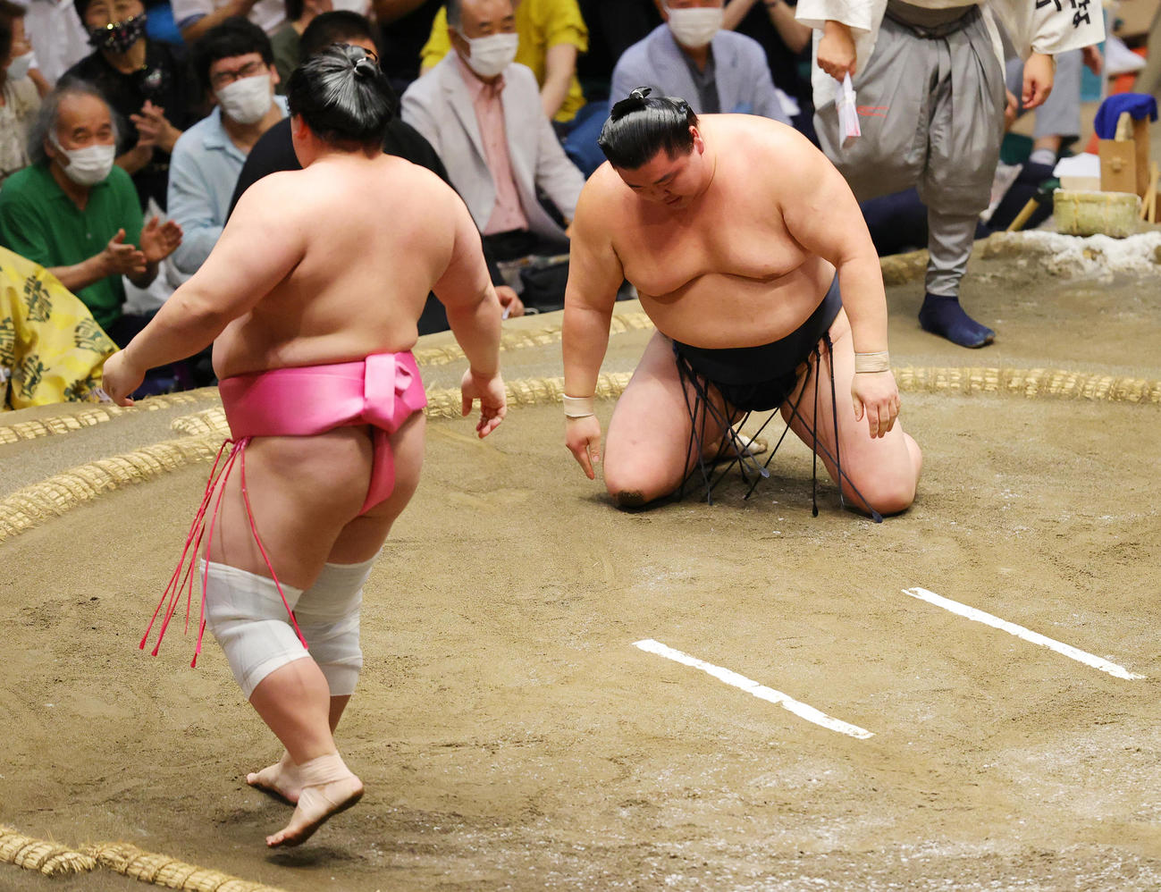 宇良（手前）に引き落としで敗れた正代（撮影・野上伸悟）