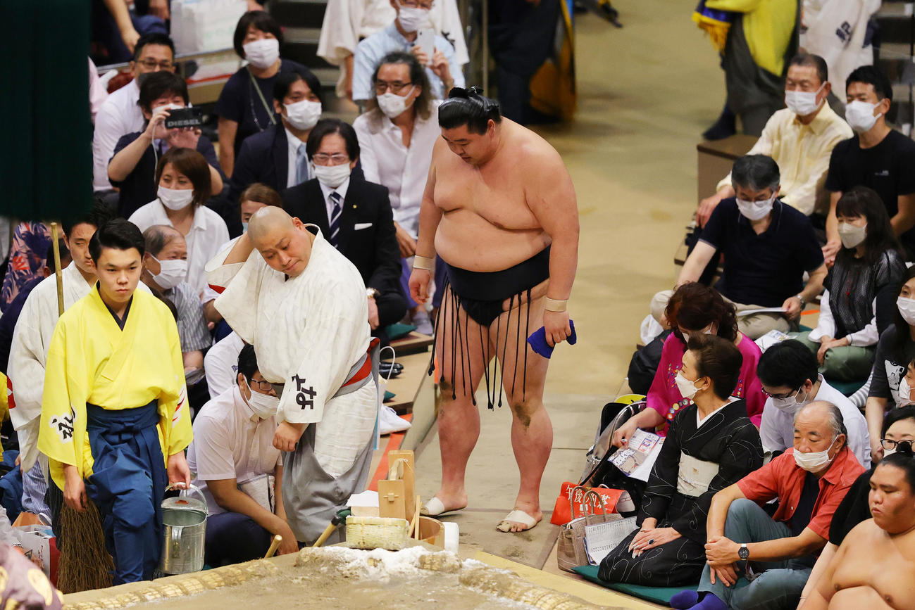 宇良に引き落としで敗れた正代（撮影・野上伸悟）