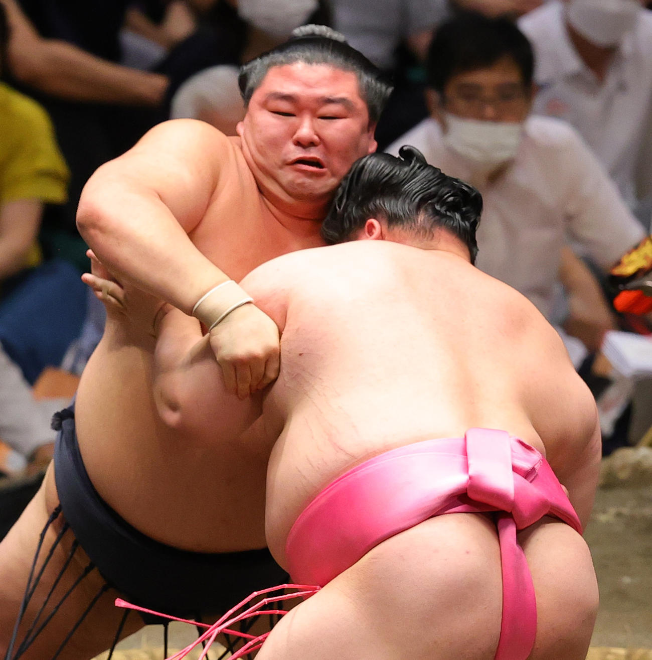 宇良（手前）の寄りをこらえる正代（撮影・野上伸悟）