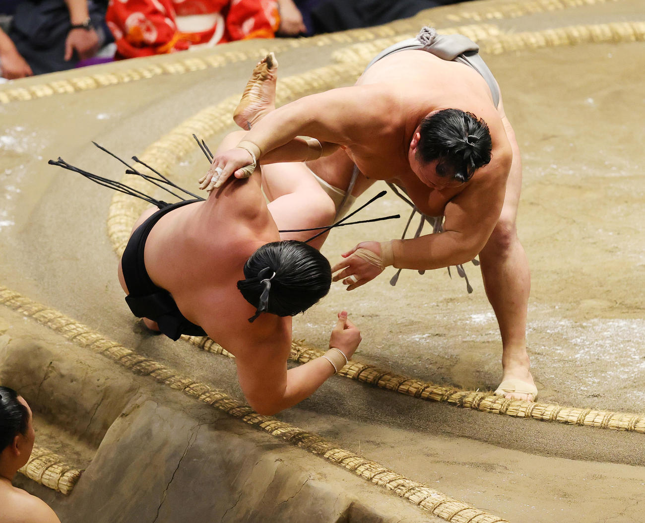 押し倒しで若元春（下）を破る北勝富士（撮影・野上伸悟）