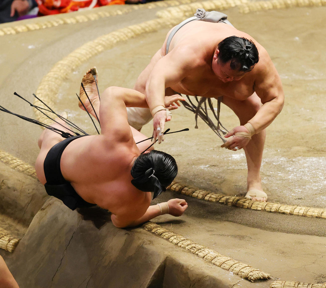 押し倒しで若元春（下）を破る北勝富士（撮影・野上伸悟）