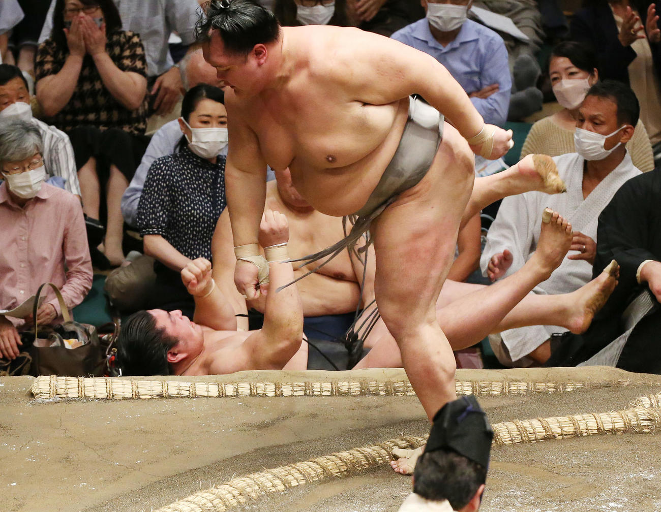 北勝富士（手前）は押し倒しで若元春を破る（撮影・宮地輝）