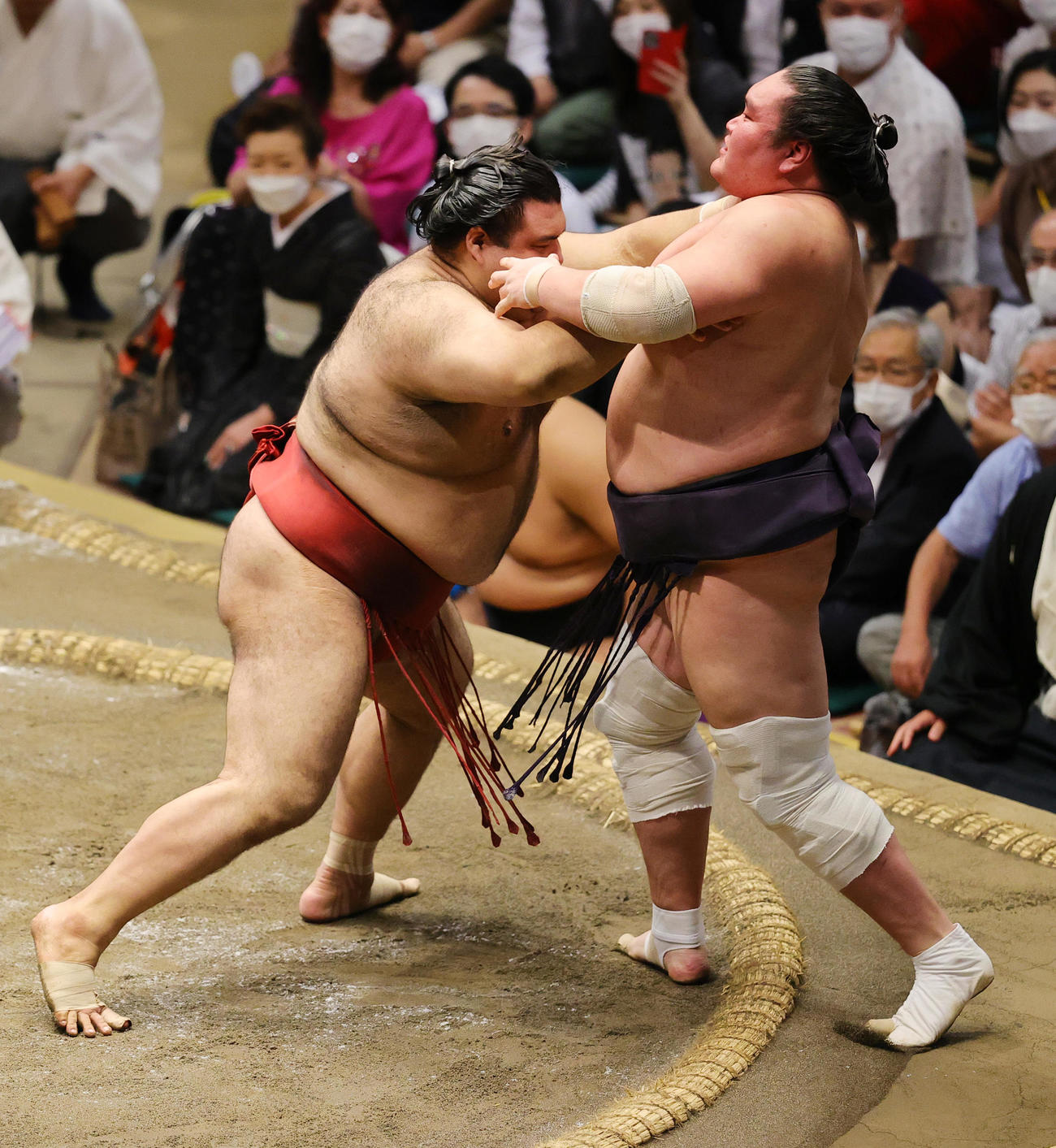 照ノ富士（右）を押し出しで破る高安（撮影・野上伸悟）